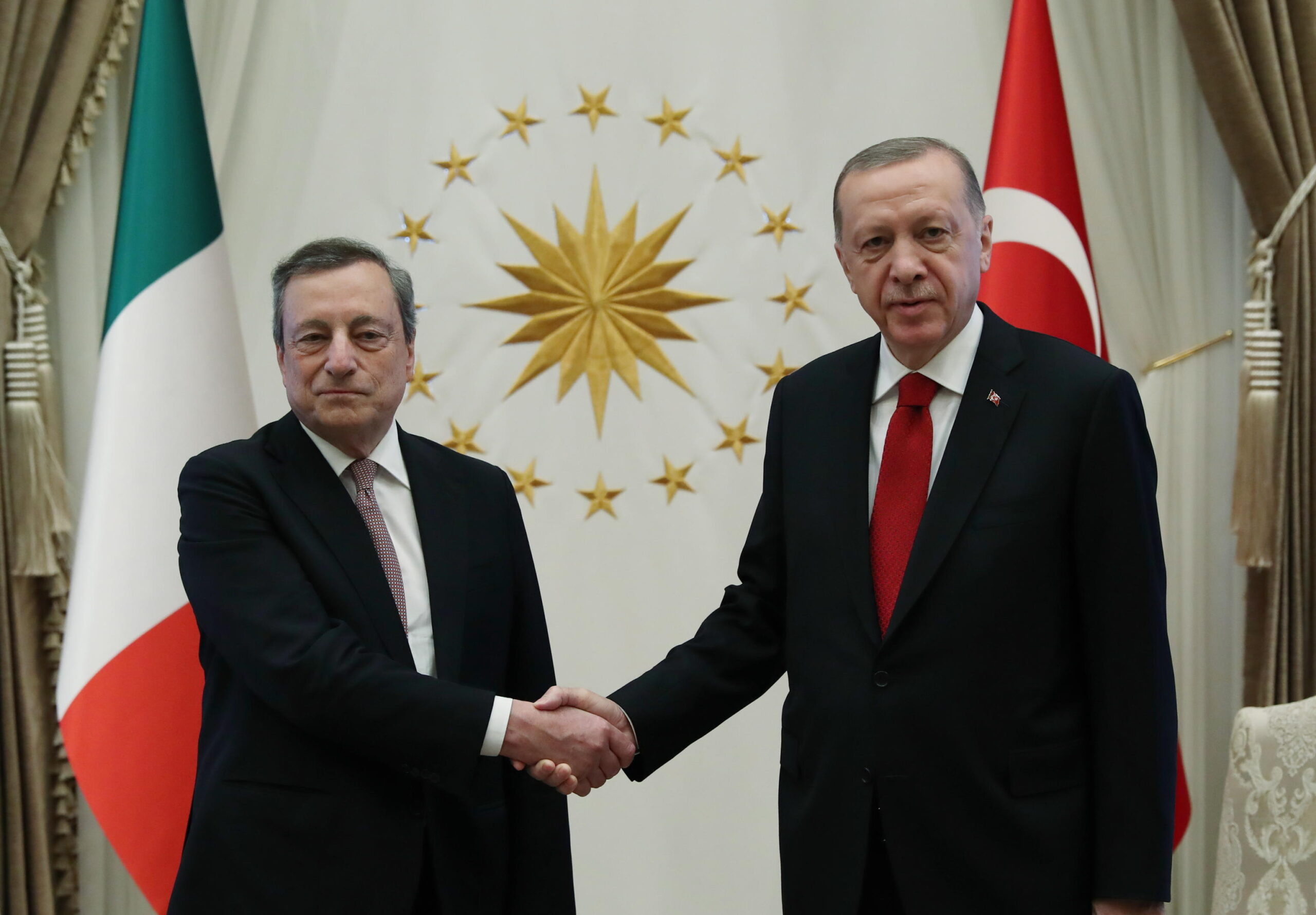 epa10053498 A handout photo made available by the Turkish President Press Office shows Turkish President Recep Tayyip Erdogan (R) and Italian Prime Minister Mario Draghi (L) posing before their meeting in Ankara, Turkey, 05 July 2022.  EPA/TURKISH PRESIDENT PRESS OFFICE HANDOUT  HANDOUT EDITORIAL USE ONLY/NO SALES