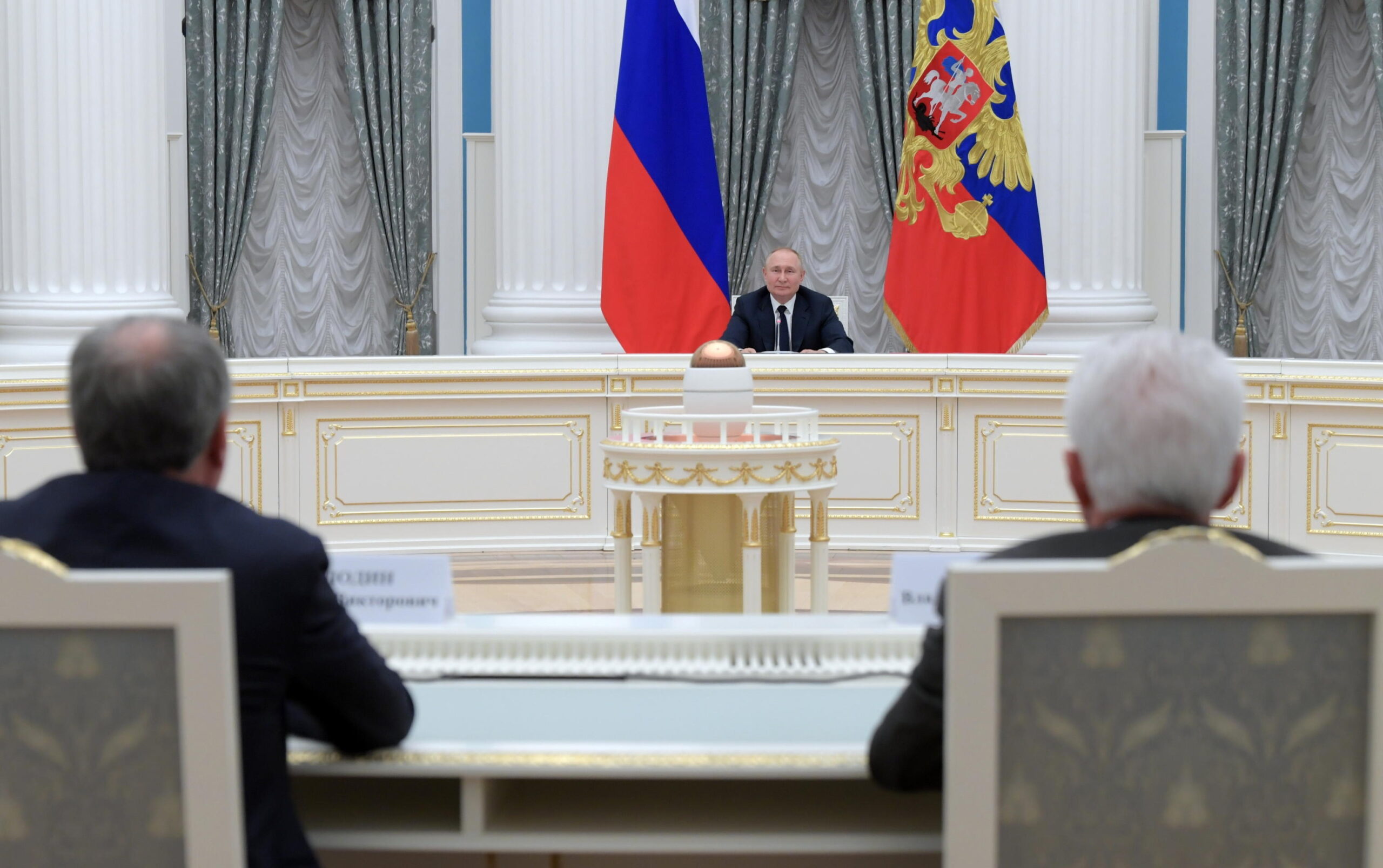 epa10057680 Russian President Vladimir Putin (C) attends a meeting with leaders of the Russian State Duma, the lower house of parliament, and heads of parliamentary factions at the Kremlin in Moscow, Russia, 07 July 2022.  EPA/ALEXEI NIKOLSKY/SPUTNIK/KREMLIN POOL MANDATORY CREDIT