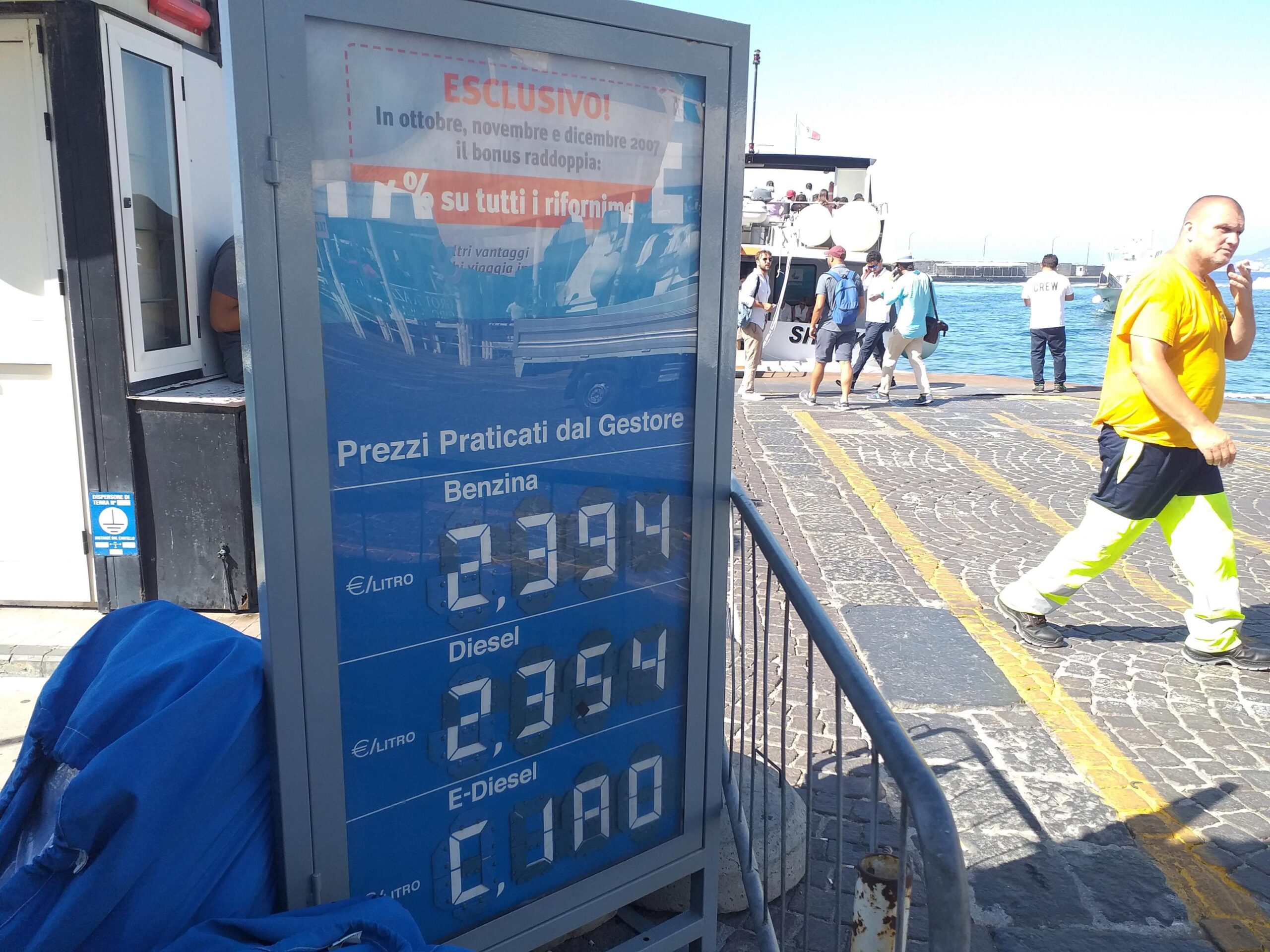 Un distributore di carburante dove la benzina viene venduta a 2,394 euro al litro  sull'isola di Capri (Napoli), 1 luglio 2022.
ANSA/Giuseppe Catuogno