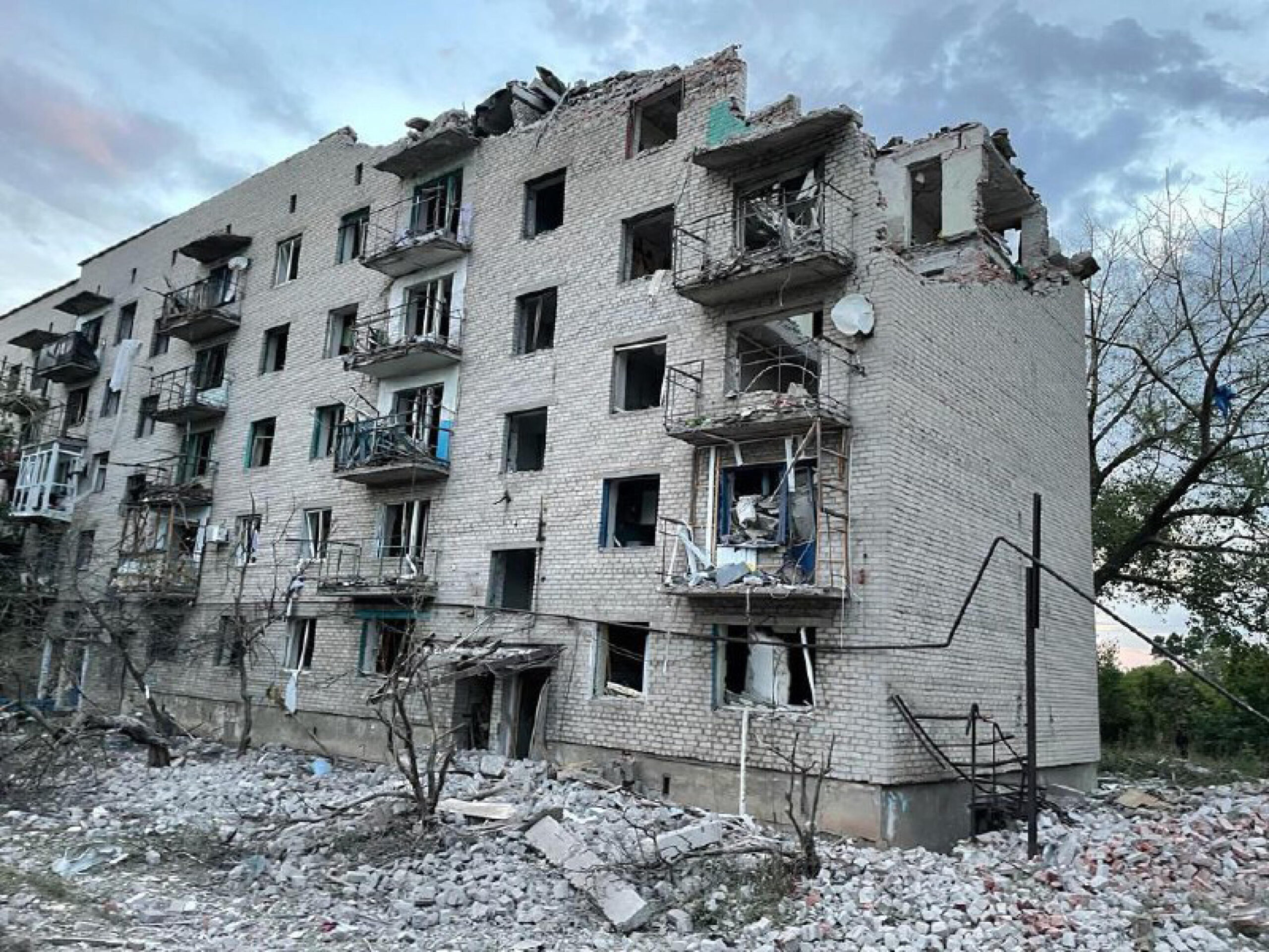 Almeno sei persone hanno perso la vita e altre 30, incluso un bambino di nove anni, sono intrappolate in queste ore sotto le macerie di un edificio residenziale di Chasiv Yar - nella regione di Donetsk dell'Ucraina orientale - in seguito a un bombardamento delle forze russe la notte scorsa con missili Hurricane, 10 luglio 2022.
ANSA/FORZE ARMATE UCRAINA
+++ ATTENZIONE LA FOTO NON PUO' ESSERE PUBBLICATA O RIPRODOTTA SENZA L'AUTORIZZAZIONE DELLA FONTE DI ORIGINE CUI SI RINVIA+++