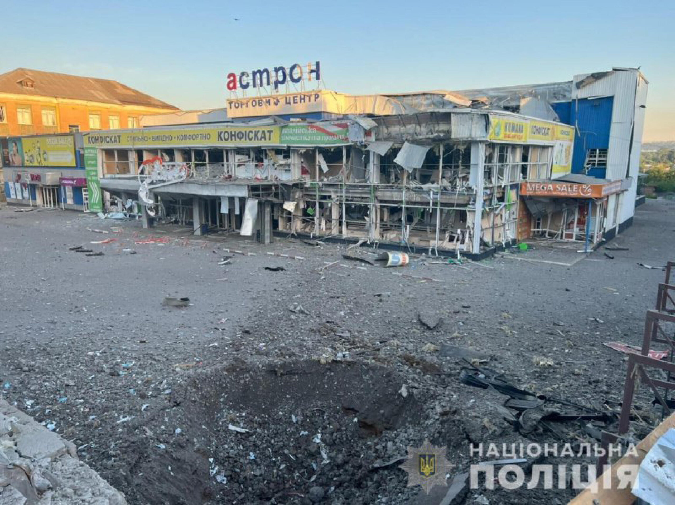 ''La polizia della regione di Donetsk ha documentato le conseguenze di 20 attacchi russi. Gli occupanti hanno bombardato 17 insediamenti, uccidendo e ferendo civili. I russi hanno colpito le città di Avdiyivka, Maryinka, Hirnyk, Sloviansk, Druzhkivka, Kostyantynivka, Chasiv Yar, Siversk, Toretsk, Bakhmut, i villaggi di Myrolyubivka, Khrestishche, Georgiivka, Novomykolaivka, Zaytseve e Semihirya''. E' quanto si legge in un post sul canale Telegram della Polizia ucraina, 09 luglio 2022.
POLIZIA UCRAINA
+++ATTENZIONE LA FOTO NON PUO' ESSERE PUBBLICATA O RIPRODOTTA SENZA L'AUTORIZZAZIONE DELLA FONTE DI ORIGINE CUI SI RINVIA+++
