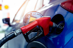 Carburanti, prezzi in calo: oggi la benzina self a 2,017 euro al litro
