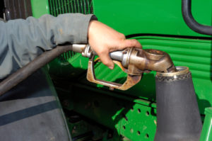 Carburanti, salgono i prezzi. Benzina al self a 1,865 euro a litro. Al servito è a due euro