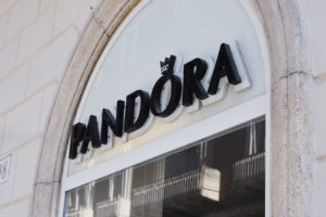 Pandora: fatturato in linea con le attese. Crollo (-60%) in Cina per i lockdown