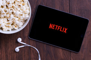 Netflix corre ai ripari: costa la metà ma introduce gli spot