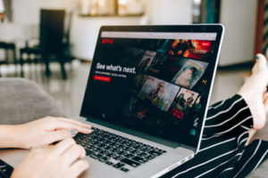 Netflix: amore non è più condividere una password. Stretta in vista