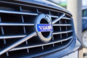 Volvo: utile stabile nel secondo trimestre, vendite -27%