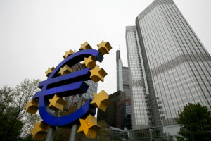 Bce: “Economia sta rallentando, Spread italiano volatile per la crisi”
