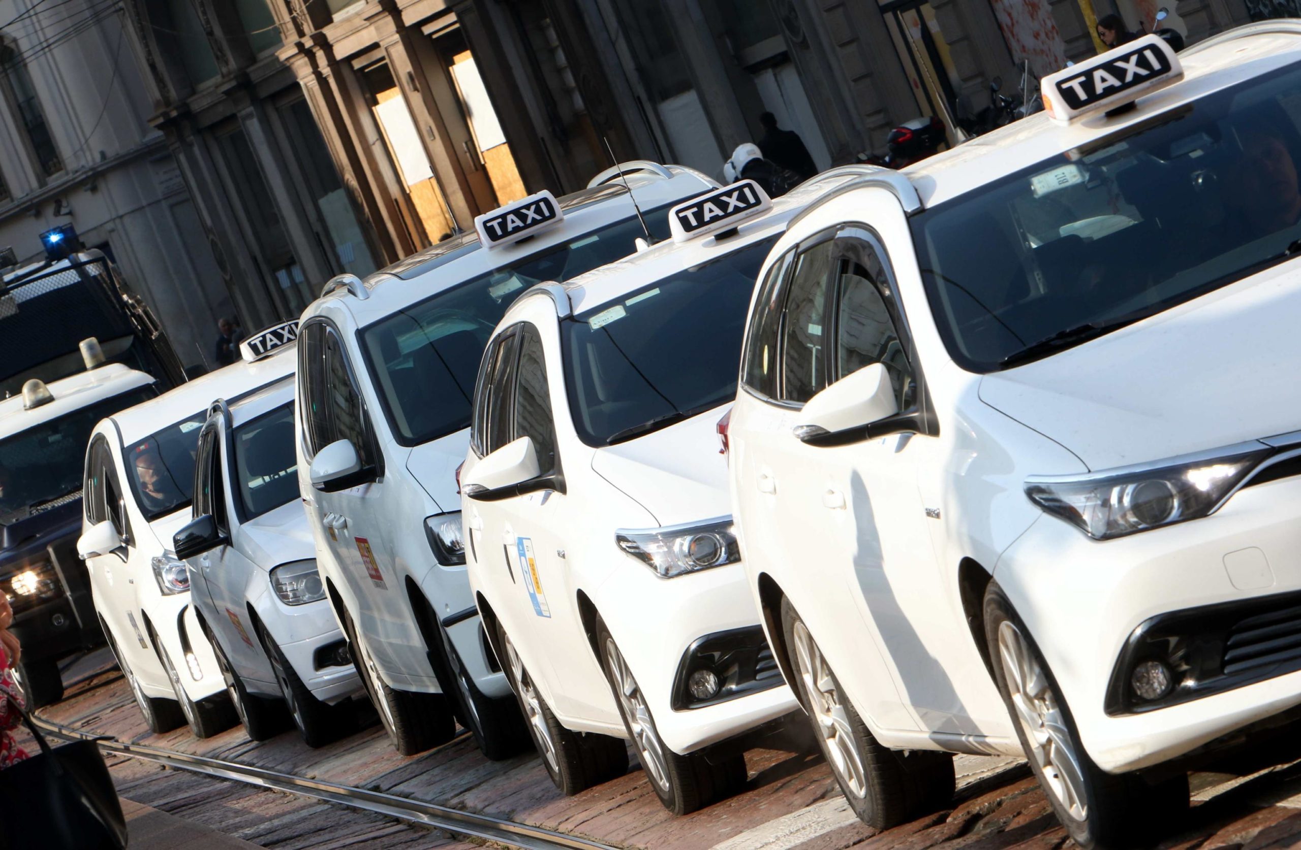 Taxi, mancano le licenze: l’Antitrust richiama Milano, Roma e Napoli