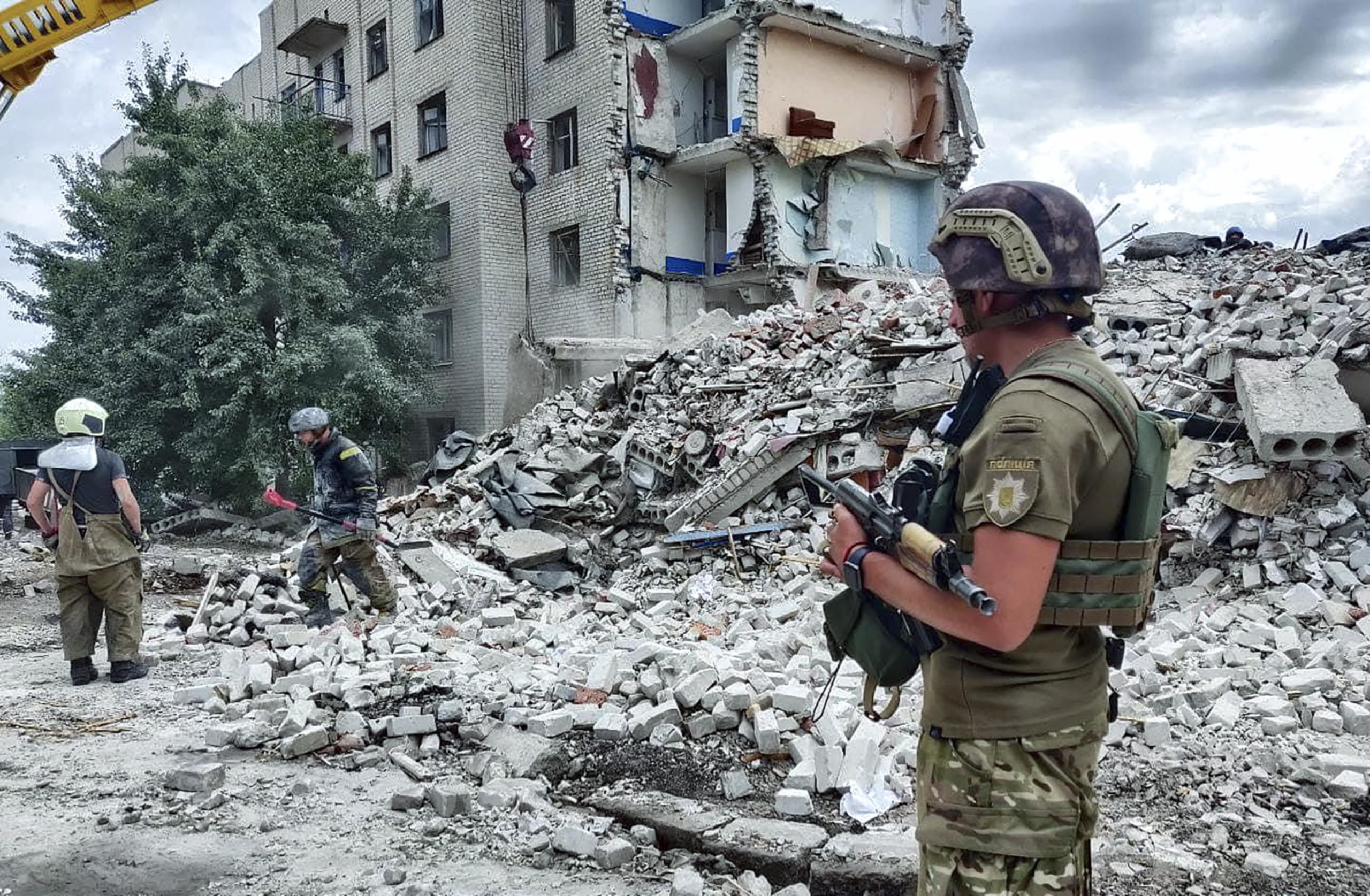Palazzo bombardato a Chasiv Yar, 31 morti
