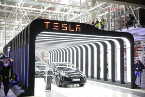 Tesla, su i prezzi di Model Y in Usa