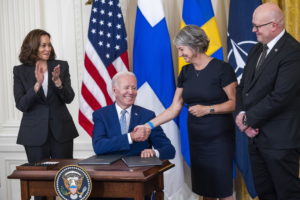 Biden firma ratifica per ingresso Svezia e Finlandia nella Nato