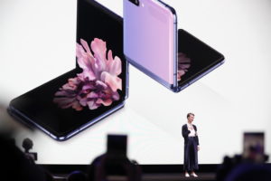 Samsung sfida il mercato e lancia il nuovo pieghevole