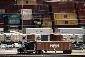 Istat: a giugno calo dell’export, ma resta forte. Disavanzo da 2,1 miliardi