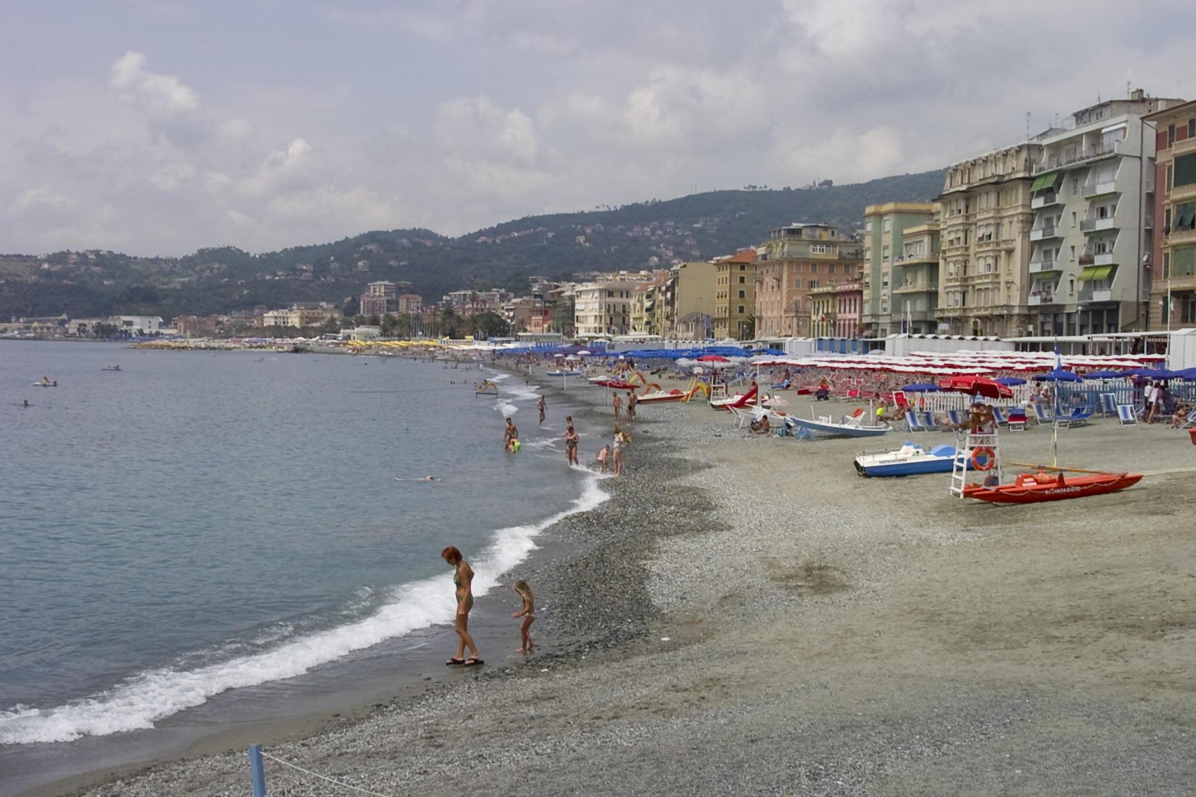 Nella foto di archivio Varazze, una delle Bandiere Blu assegnate alla Liguria. Da Jesolo in Veneto a Pollica in Campania, le eccellenze del mare italiano sono 15. Le stelline al tuffo d'autore, scelte tra i 117 comuni su cui sventola la Bandiera Blu 2010, le ha assegnate la Federazione per l'educazione ambientale (Fee) nel corso di una conferenza oggi a Roma. Queste 'eccellenze' tra le Bandiere Blu sono state scelte in base a diversi fattori. Quelli che piu' hanno contato sul punteggio finale sono l'educazione ambientale, la raccolta differenziata e la qualita' delle spiagge. Si parte da Jesolo (Venezia), seguita da Celle Ligure e Varazze (Savona), Moneglia (Genova), e Lerici. LUCA ZENNARO/CRI