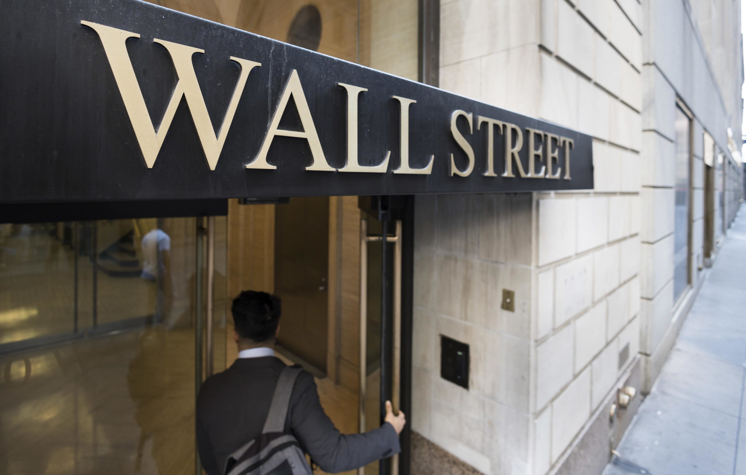 Wall Street chiude in rialzo, ma resta preoccupazione su Treasury e Fed