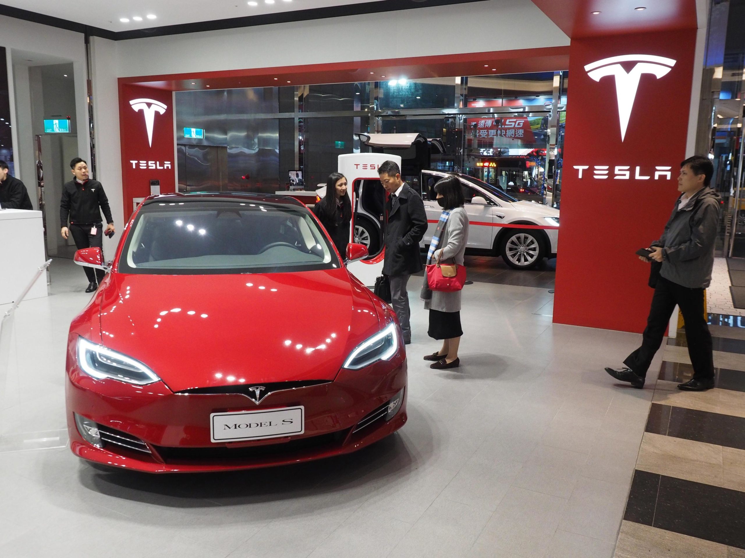 epa07228829 People look at a Tesla Model S electric car in a Tesla Store in Taipei, Taiwan, 13 December 2018. On 12 December, a Tesla Model S 2017 100D crashed into two parked police cars on a Taiwan highway in the first accident involving a Tesla operating on autopilot in Taiwan. All three cars were damaged but no one was injured as the two policemen were outside their cars handling a road accident. The driver said he had switched to autopilot mode and dozed off when the car crashed. Tesla Taiwan said it is investigation the crash. Taiwan Highway Police Bureau warned that Taiwan does not allow drivers using full autopliot yet, and that when a car runs on semi-autopilot, the driver must keep his or her hands on the wheel all the time so that the driver can take control of the car when something happens on the road.  EPA/DAVID CHANG