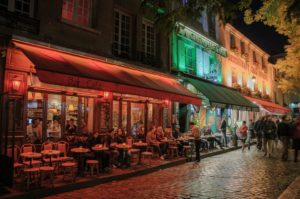 Parigi multerà i negozi con l’aria condizionata accesa e la porta aperta