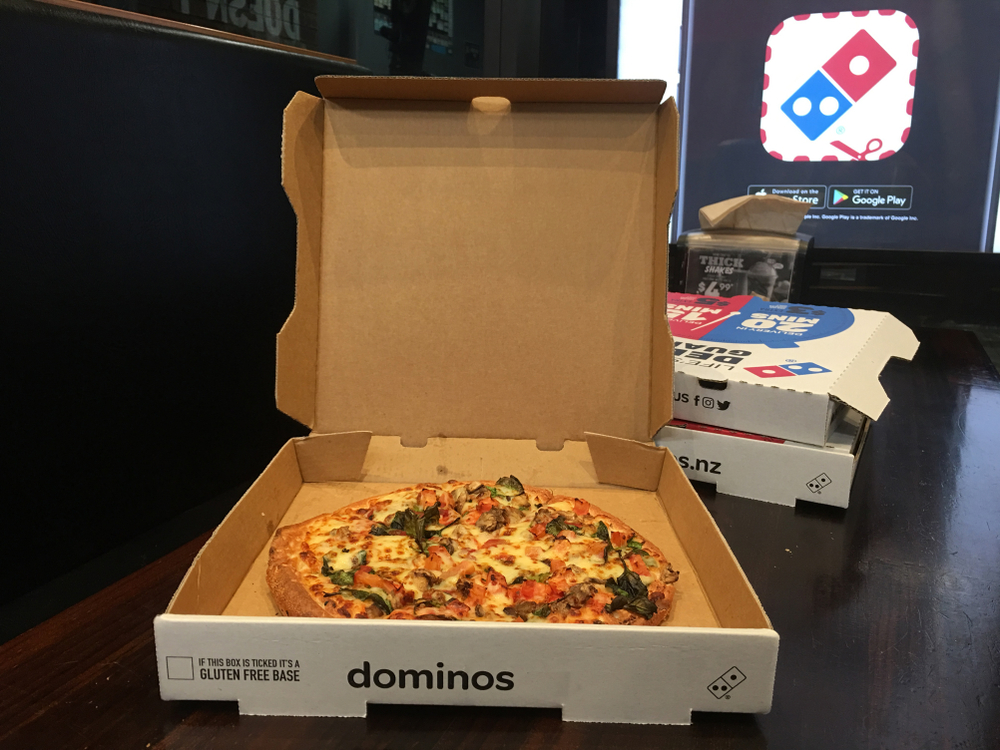 Agli italiani piace local: chiude Domino’s Pizza