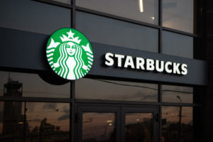 Starbucks risente della crisi (-21%) ma vendite reggono e punta sui lavoratori
