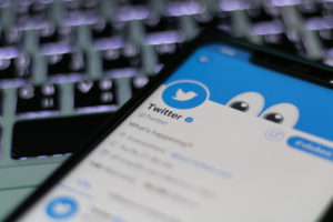 Twitter sospende il servizio di abbonamento Blue a causa dei profili fake