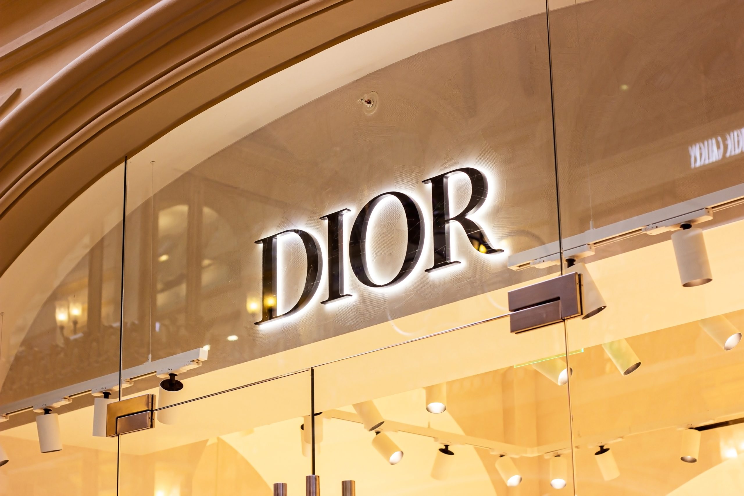 Dior, controllata sottoposta ad amministrazione giudiziaria per sfruttamento del lavoro