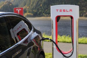 Tesla sospende progetto di produrre batterie in Germania