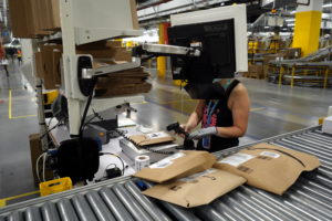 Usa, caro prezzi: Amazon aumenta buste paga per un miliardo