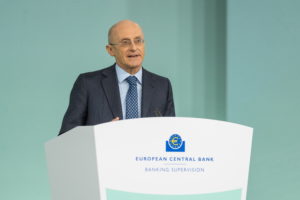Enria (BCE): le banche devono imparare a identificare e gestire i rischi da sole