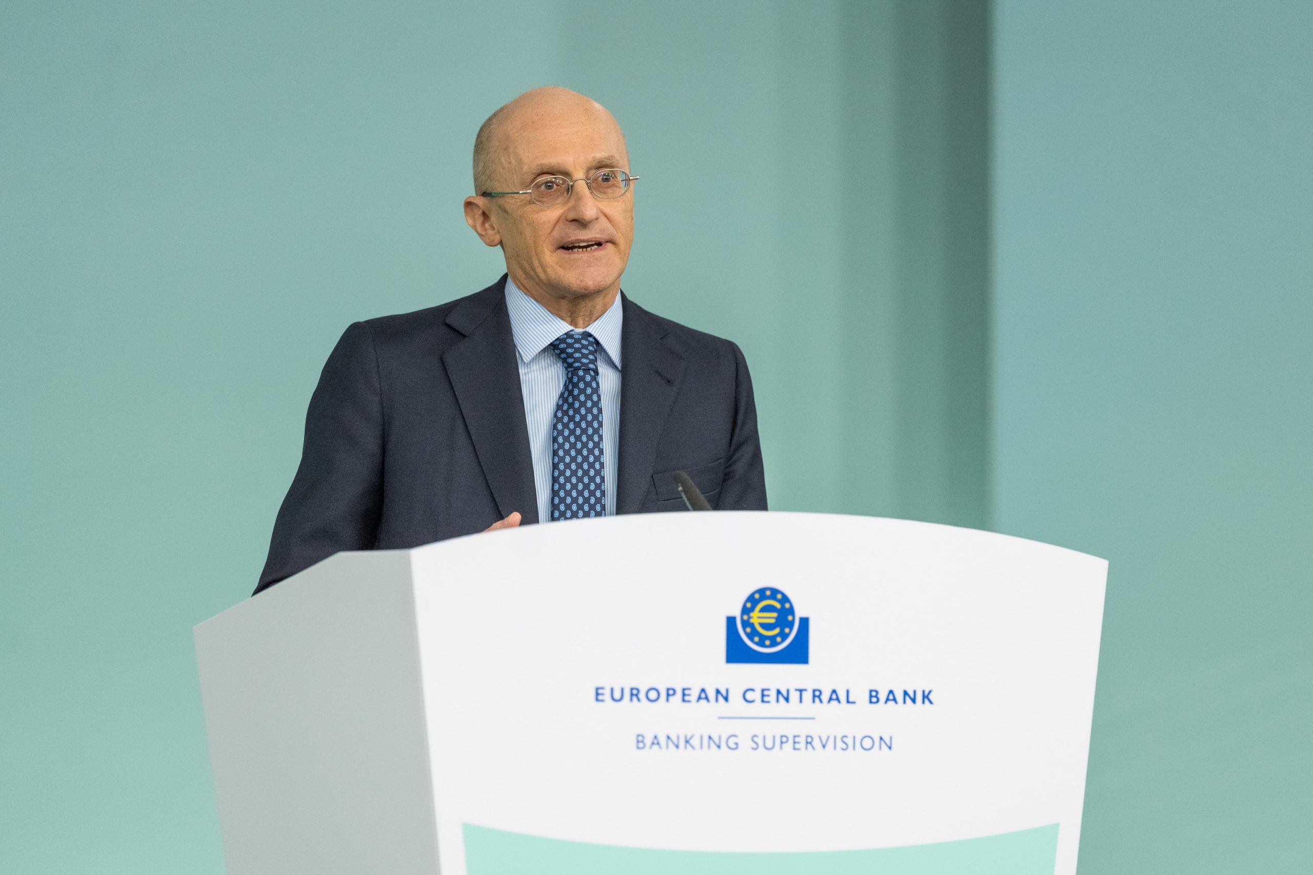 Banche, Enria è ottimista: “in Ue l’effetto positivo del rialzo dei tassi si avrà anche sui bilanci 2024”