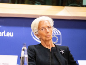 Bce, Lagarde conferma altri aumenti dei tassi: “Lotta all’inflazione priorità”