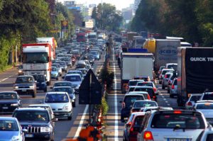 L’80% degli italiani viaggia in auto. Con conseguenze sull’ambiente