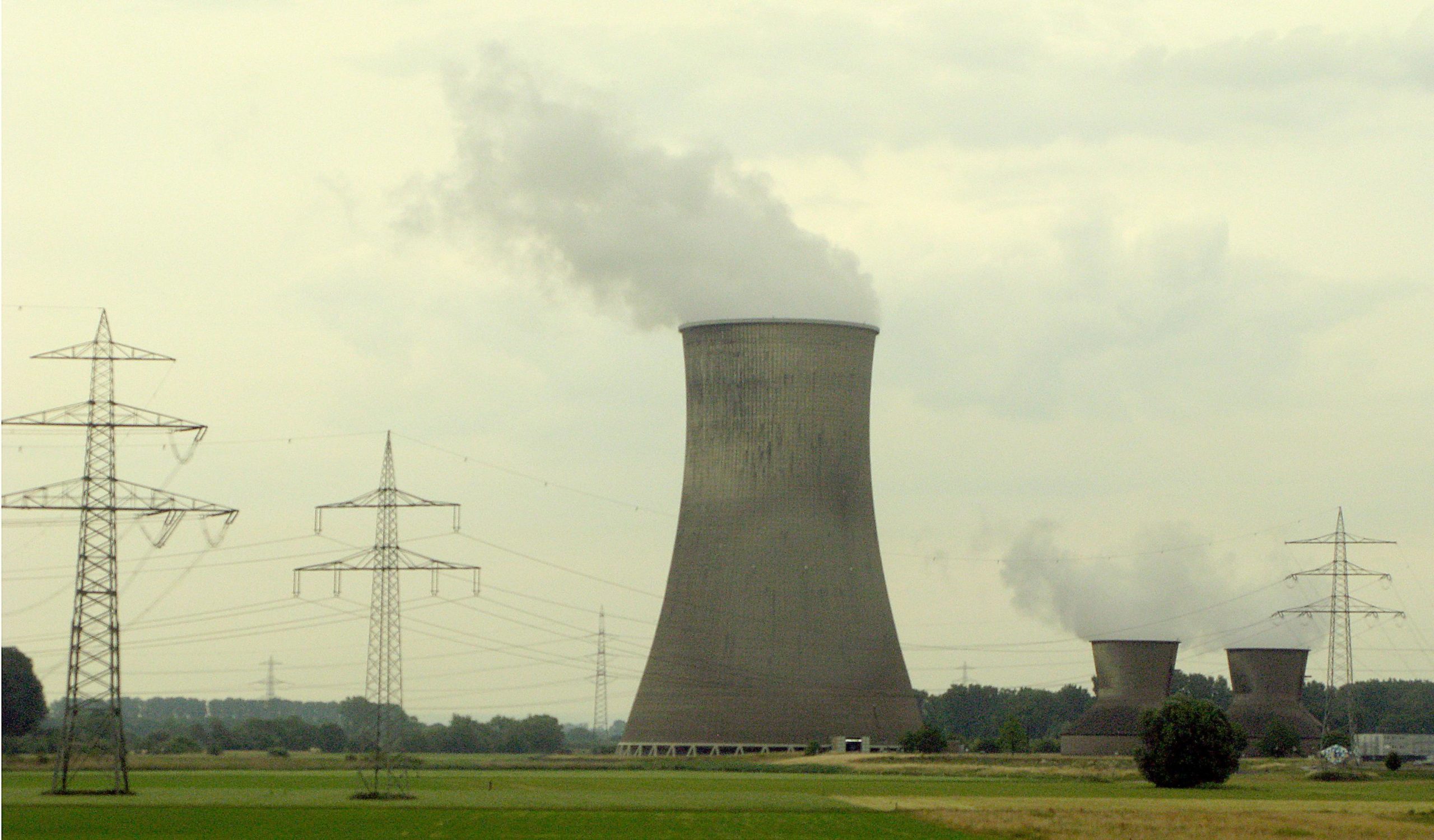 Germania: rimandato lo stop di due centrali nucleari su tre “per emergenza”