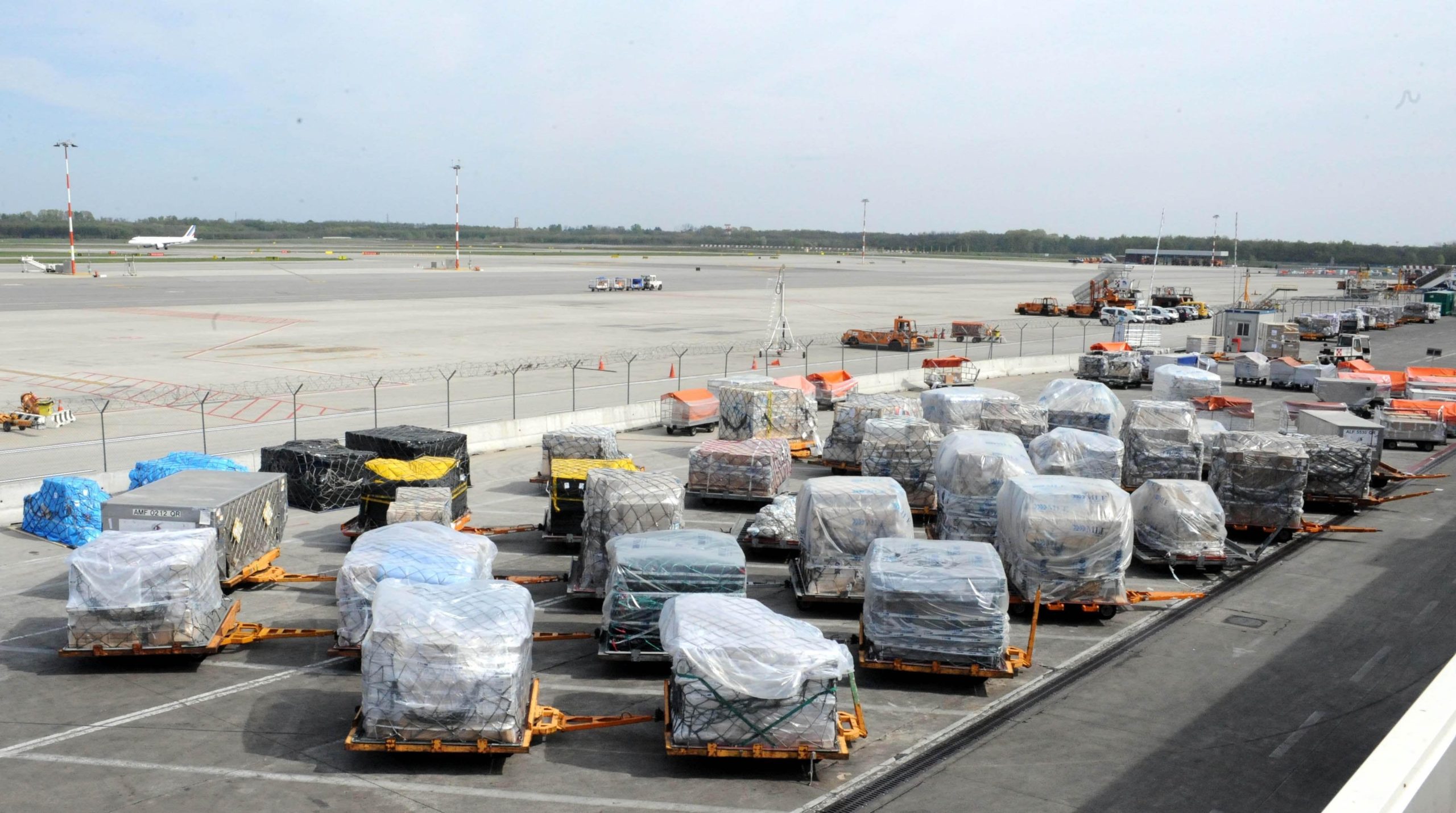 Circa 4 mila le tonnellate di merce rimasta bloccata in questi giorni alla Cargo City dell'aeroporto di Malpensa per l'effetto della chiusura dello spazio aereo del nord Italia. A quanto si e' appreso, nei magazzini c'e' anche merce deperibile e una discreta quantita' di posta da smistare.  LAIACONA /JI