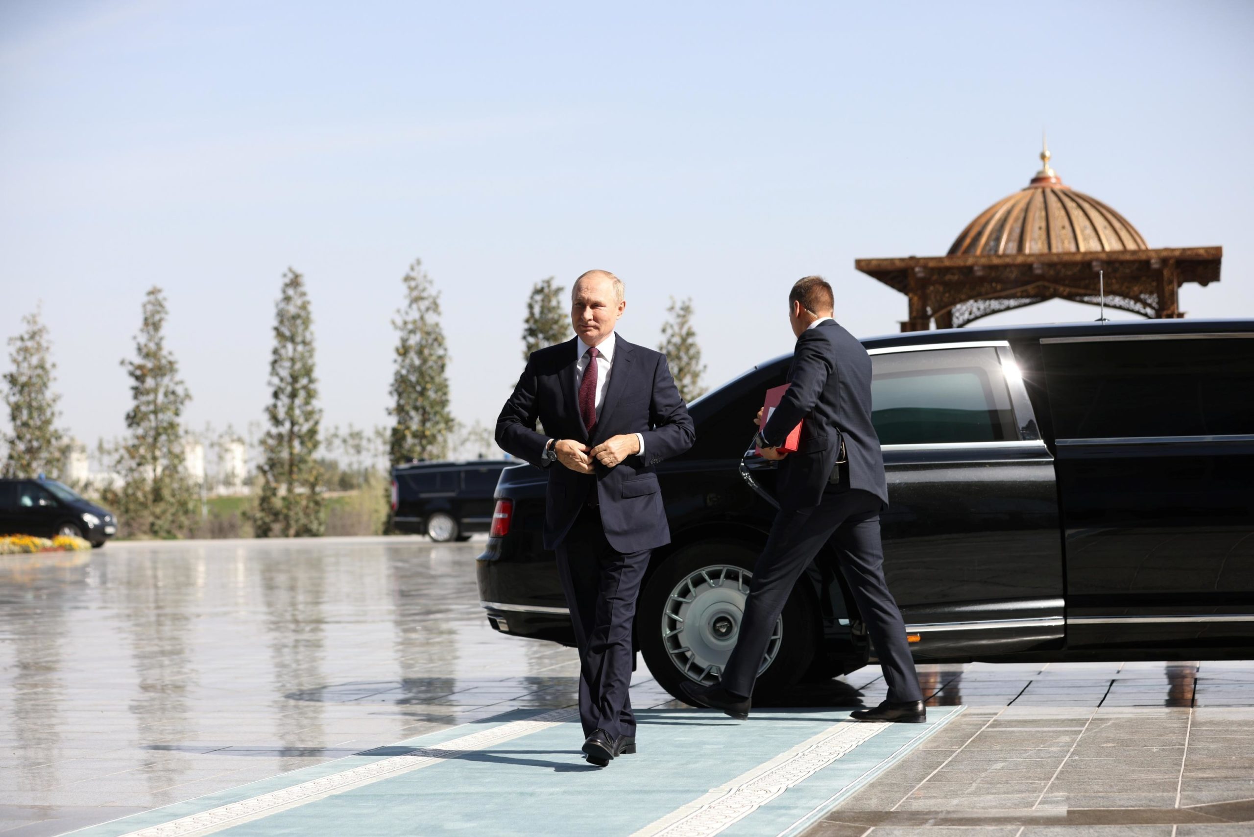 epa10187406 Russian President Vladimir Putin arrives for the 22nd Shanghai Cooperation Organisation Heads of State Council (SCO-HSC) Summit, in Samarkand, Uzbekistan, 16 September 2022. The SCO is an international alliance founded in 2001 in Shanghai and composed of China, India, Kazakhstan, Kyrgyzstan, Russia, Pakistan, Tajikistan, Uzbekistan and four Observer States interested in acceding to full membership - Afghanistan, Belarus, Iran, and Mongolia.  EPA/SERGEI BOBYLEV/SPUTNIK/KREMLIN POOL MANDATORY CREDIT