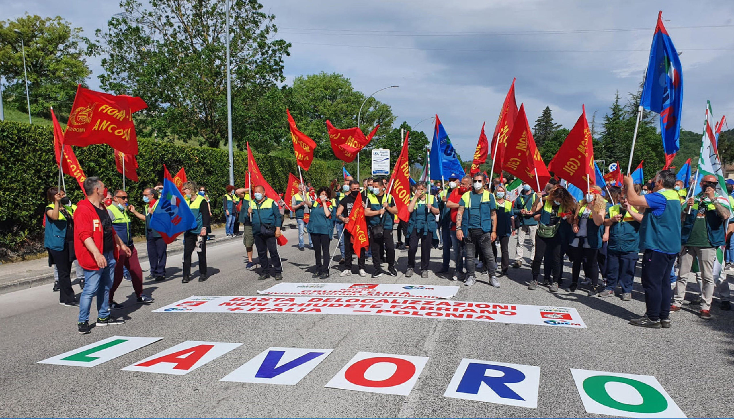 Partecipanti alla manifestazion indetta dal coordinamento unitario sindacale di Elica contro i contenuti del piano strategico che prevede delocalizzazioni, esuberi e chiusura di stabilimento di Cerreto D'Esi, Fabriano (Ancona), 11 maggio 2021. ANSA/ALESSANDRA MASSI