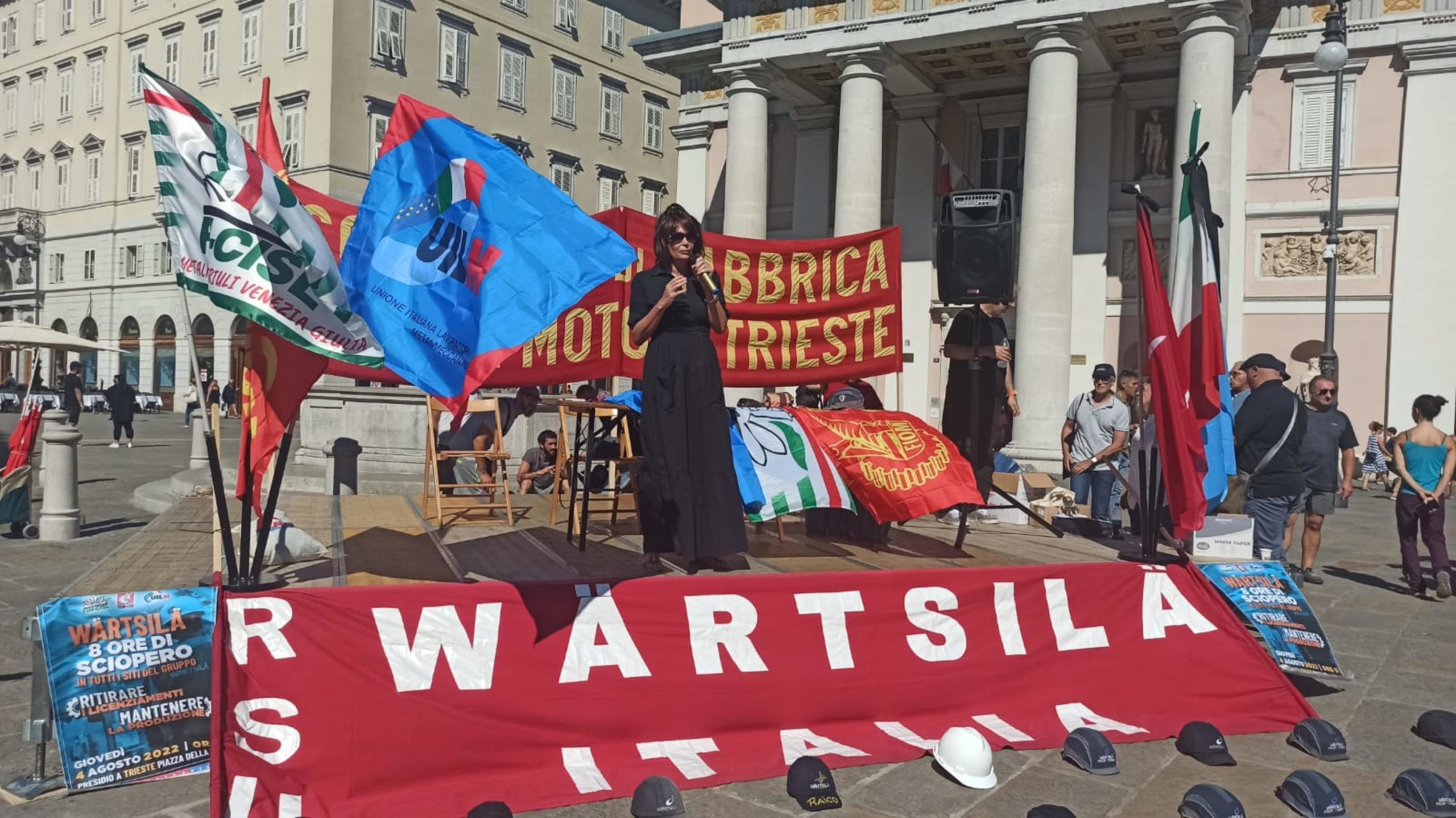 Sono circa 700 le persone convenute al presidio organizzato dai lavoratori della Wartsila di Trieste in piazza della Borsa, organizzato in occasione dello sciopero di 8 ore indetto in tutti gli impianti del Gruppo in
Italia (Genova, Napoli, Taranto e Cuneo). ANSA/VALERIA PACE