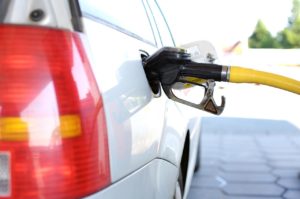 Caro carburanti: prezzi ancora in (lieve) calo