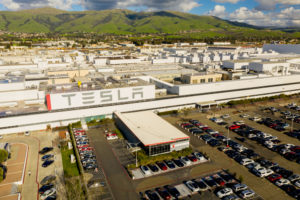 Tesla: in programma la produzione anche di batterie. Fremont si amplia