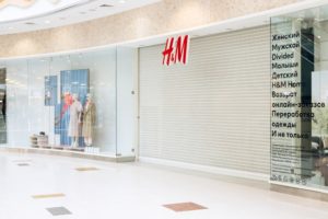 H&M, utile quasi dimezzato: “Il prezzo del ritiro dalla Russia”