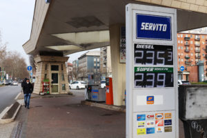 Carburanti, Codacons: il 31 fine dello sconto, si torna a due euro