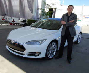Tesla taglia i prezzi delle auto cinesi. Ma Wall Street non è contenta
