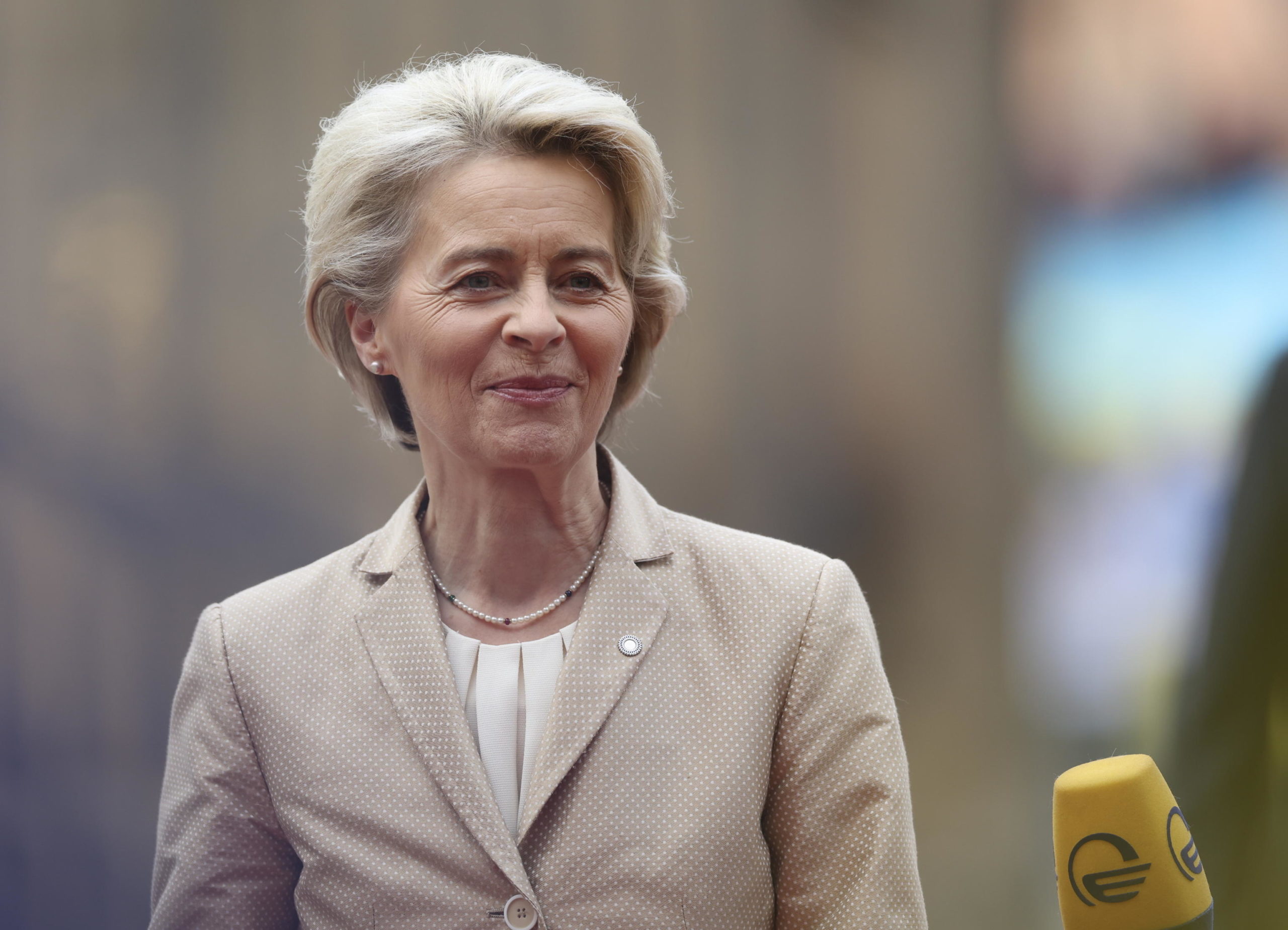 epa10228660 European Commission President Ursula von der Leyen attends an informal EU summit in Prague, Czech Republic, 07 October 2022. EU leaders will meet in the Czech capital to discuss pressing issues such as Russia's invasion of Ukraine and the block's energy and economic situation.  EPA/MARTIN DIVISEK