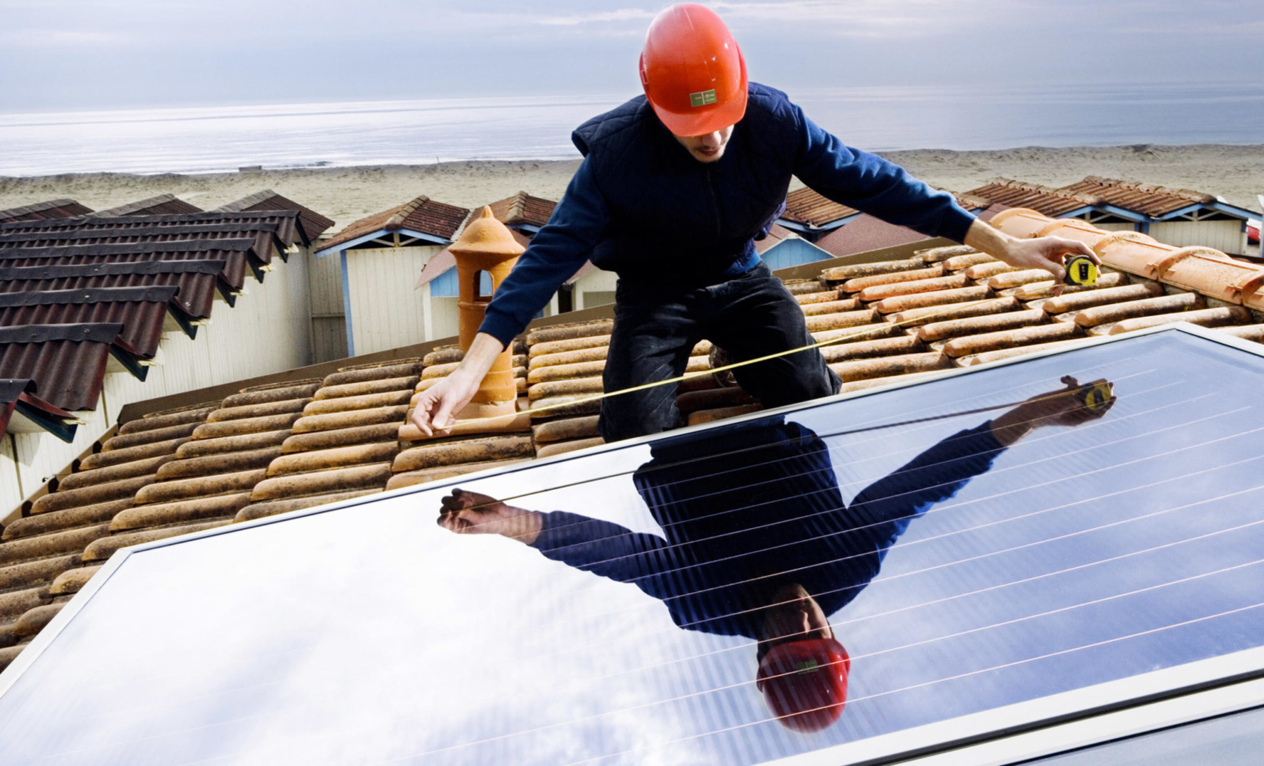 Rinnovabili fotovoltaico solare energia Enel operaio installazione pannelli solari fotovoltaici