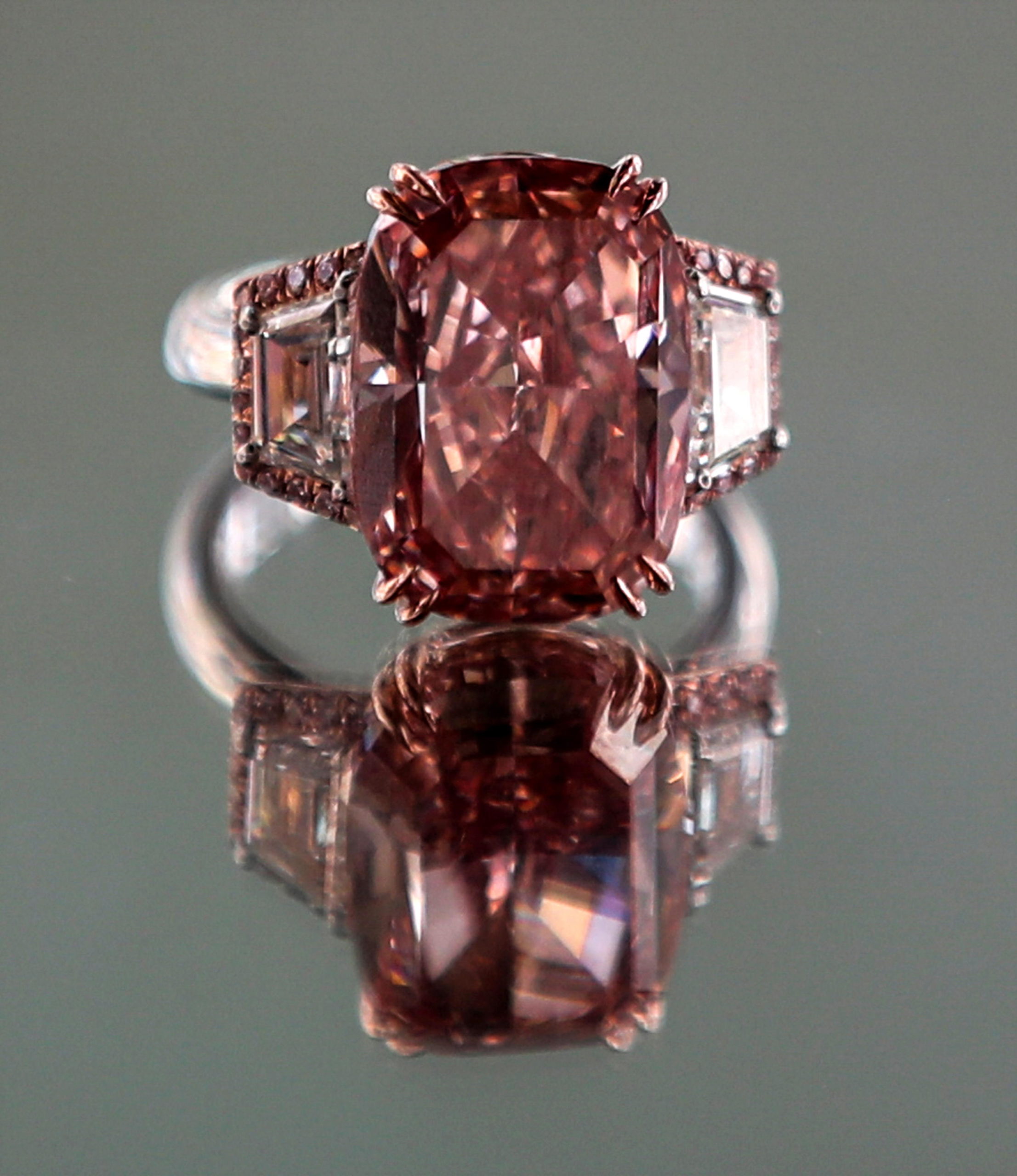 Asta record per il diamante rosa, battuto per quasi 58 milioni di dollari