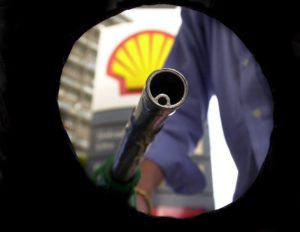 Carburanti: prezzi ancora in aumento. Anche se il petrolio costa meno
