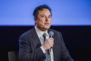 Tesla, Musk alla sbarra: compenso troppo alto