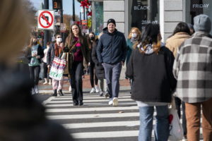 Usa: cresce la fiducia dei consumatori, ma meno delle attese