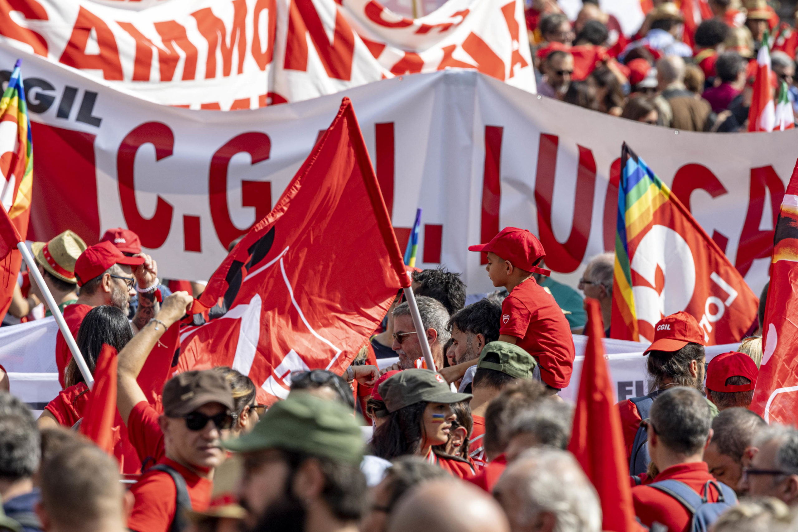 Un momento della manifestazione organizzata dalla CGIL in piazza della Repubblica, Roma, 08 ottobre 2022. ANSA / MASSIMO PERCOSSI