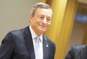 Draghi a Bruxelles: “presto bollette più basse”